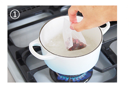 お鍋に水を入れ、沸騰したらハーブを入れます。