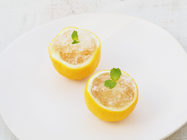 レモンに入れたレモングラスのシャーベット。写真：クマモト敬和
