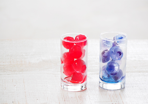 ハーブで作った赤と青の氷。写真：クマモト敬和