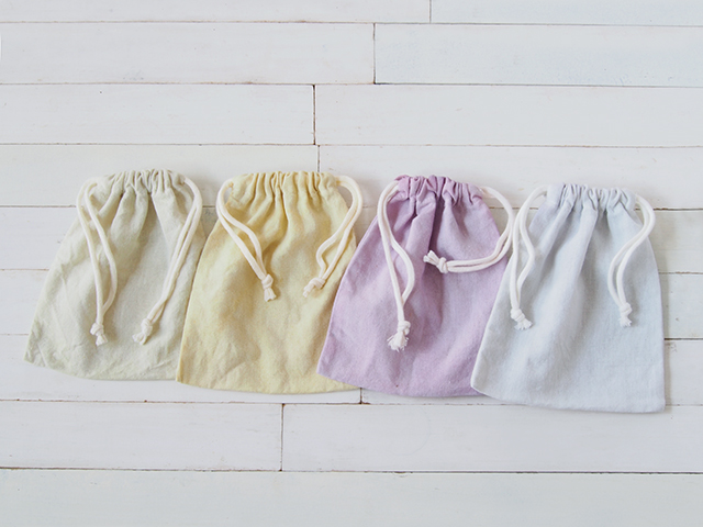 ハーブで染めた巾着袋。写真：クマモト敬和